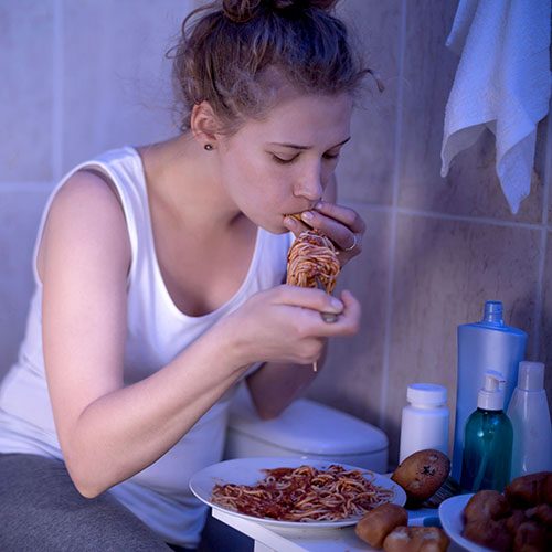 Mujer comiendo compulsivamente